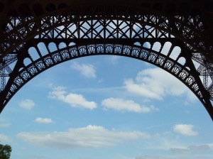 Neobicni ram za oblake na parisklom nebu
